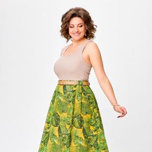 Модель : 753
Юбка женская, длиной «миди», выполнена из струящейся шифоновой ткани, на подкладке. По переду и спинке по четыре односторонние складки, расположенные ближе к боковым швам. Верх юбки обработан притачным поясом с четырьмя широкими шлёвками для ремня и резинкой по задней части. Застёжка на потайную тесьму молнию в боковом шве и петлю и пуговицу на поясе. В комплекте идёт ремень с металлической пряжкой. В зависимости от партии оттенок ремня и пряжка могут отличаться от фото.
Длина юбки по боковому шву с поясом – 95 см. (+-1 см)
Рост модели на фото 170 см.
Подкладка: 95% полиэстер 5% эластан.
Размерный ряд : 50-58