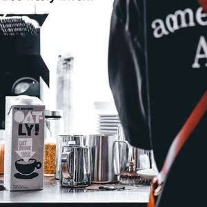 Вы никогда не догадаетесь что ваш кофе был приготовлен на молоке без молока. Овсяное молоко Oatly плотное и сливочное, оно отлично пенится, а характерный овсяный привкус в кофейных напитках не ощущается.