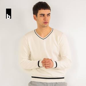 Вязаный джемпер белого цвета с V-образным воротником и черной окантовкой