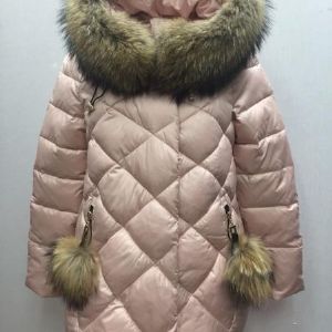 Полупальто Chanevia 91501. Полупальто с капюшоном, наполнитель био-пух (искусственный пух - теплый, не деформируется при стирке), мех енот (отстегивается), внизу затягивается, рукав - 64 см, длина спереди - 64 см, длина сзади - 73 см.
