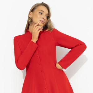 Платье красное на пуговицах от компании Charutti, выполнена из костюмного полотна "барби". Приталенный крой подчёркивает фигуру вертикальный ряд пуговиц вытягивает силуэт, расклешённая юбка добавляет лёгкости в движении и приковывает взгляд. Посадка выверенная, линия плеч аккуратная. В этом платье не ты ищешь повод, потому что повод ищет тебя. Платье с акцентным воротником на подплечниках.