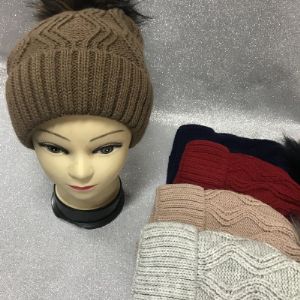 Шапка молодежная, с утеплителем и меховым помпоном