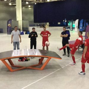 Тренирована корпоративной команды перед матчем по мини футболу
