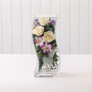 Айвори розы и бело-фиолетовая орхидея с гортензией, изогнутая