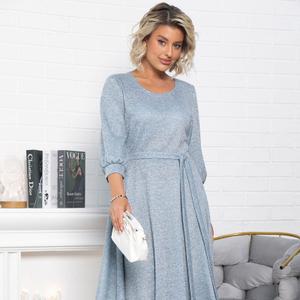 Платье из мягкого трикотажа в цвете голубой меланж от бренда LT Collection— универсальный и комфортный выбор для работы в офисе и ежедневных прогулок. Длинные рукава и лаконичный крой создают стильный и элегантный образ. В комплект входит пояс из основной ткани, который подчеркнет вашу талию и добавит фигуре женственности. Идеально подходит для тех, кто ценит комфорт и классический стиль.