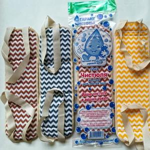 Мочалка "Чистюля" изготовлена из цветной и жёсткой ткани.