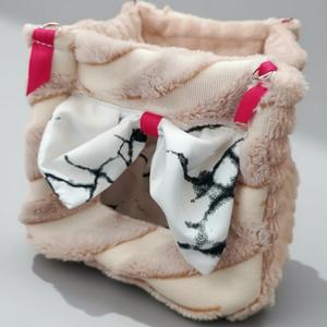 Двухъярусный домик-куб для крыс и других грызунов. Размер домика - кус со стороной 20см. Выполнен из велсофта с подкладкой 100% хб. Верхняя часть домика "крыша" выполнена в виде открытой террасы с углублением.
Швы обработаны. В комплекте 4 карабина.