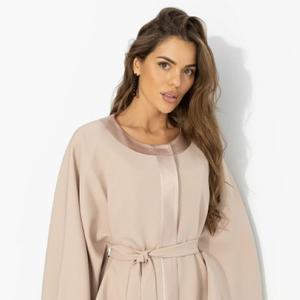 Жакет‑кейп бежевый на подкладе от компании Charutti, выполнен из костюмного полотна. Жакет красиво садится, отлично смотрится на фигуре, создавая плавный, живой силуэт. Пояс подчёркивает талию. Модель подойдёт тем, кто ценит мягкую женственность с характером.