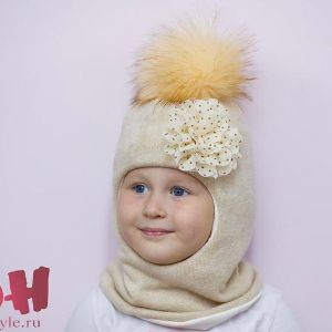 Шапка-шлем с иск. помпоном и цветком работы. 