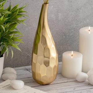 &#34;&#34;&#34;Ваза «Кремль» — это настоящий арт-объект, способный удивить и вдохновить. Ее необычная форма привлекает внимание и создает уникальную атмосферу в любом пространстве.
Эта ваза — идеальный выбор для смелых и креативных людей, которые ценят оригинальность и нестандартные решения. Она станет ярким акцентом в вашем доме, добавляя ему характер и индивидуальность.

Кроме того, ваза «Кремль» — это отличный подарок для тех, кто любит искусство и необычные вещи.&#34;&#34;&#34;