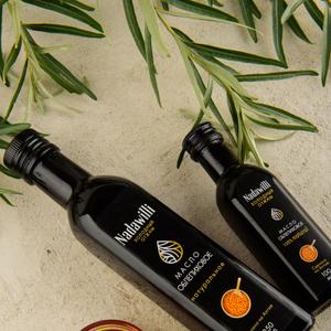 Облепиховое масло (Oleum Hippophaes) – удивительный целебный продукт.
Самое ценное качество облепихи – это высокое содержание в ней витаминов и минеральных солей, необходимых нашему организму. Это витамины группы В и витамин С, кальций, кремний, железо, магний, молибден, жирные омега кислоты, каротиноиды, пектины, фитонциды, дубильные вещества.
  Облепиховое масло – ценнейший препарат, широко используемый для профилактики и для лечения различных заболеваний. Оно имеет болеутоляющее, бактерицидное действие, содействует восстановлению поврежденных тканей, заживлению ран, успешно лечит ожоги (даже лучевые), пролежни, обморожения, экземы. Кроме этого, масло облепихи используется как превосходный поливитаминный препарат, для людей, восстанавливающихся после тяжелых инфекционных заболеваний или операций, при лечении острых респираторных заболеваний.