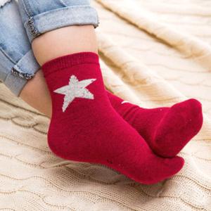 Цветные женские носки с рисунками

Яркие и стильные носки с современными рисунками, созданные для тех, кто любит выразительные детали в образе. Мягкие, удобные и из качественных материалов — идеальны для повседневного ношения и создания настроения.