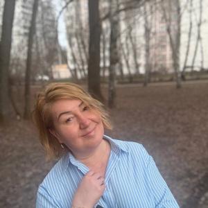 Светлана Гламазда — основатель WhiteLine. 
Несмотря на то, что наша компания — молодой бренд, за ним стоит колоссальный опыт. Светлана знает китайский бизнес изнутри: 2 года работы штатным менеджером на фабрике в промышленном центре Фошань, жизнь на две страны, год руководства представительством китайских бельевых фабрик в РФ. С 2025 года мы сфокусировались на безупречном «белом» ввозе. Светлана — эксперт в сложной растаможке: мы не просто оформляем грузы, мы успешно отбиваем КТС (корректировку таможенной стоимости) и жестко отстаиваем финансовые интересы наших клиентов перед таможней. Нам доверяют, и наша база постоянных клиентов — лучшее тому подтверждение. 
*(P.S. На этих фото — лишь малая часть нашей большой команды, которая ежедневно работает над вашими задачами).*