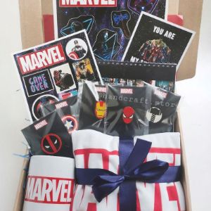 Marvel Box
Состав: футболка, кружка, блокнот, наклейки, значки, открытка