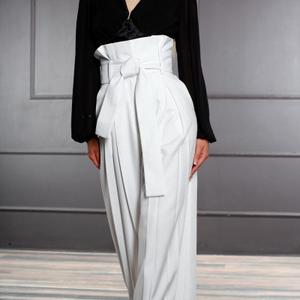 Белые плиссированные брюки