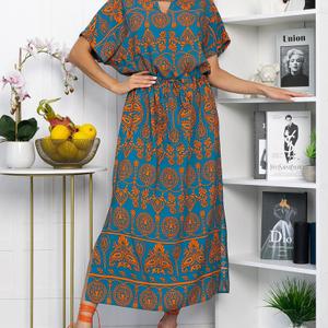 Платье из штапеля в лазурно-оранжевом цвете от бренда LT Collection — это ваш универсальный спутник на все случаи жизни. Оно комфортное и подходит для любых ситуаций — будь то прогулка по городу или романтический ужин. Благодаря небольшим разрезам по бокам, платье выглядит игриво и легко. А кулиска на талии подчёркивает фигуру и создаёт идеальный силуэт.