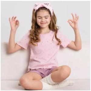 Пижама для девочек включает футболку и шорты, идеально подходящие для дома и сада. Этот комплект детской одежды создан с учетом модных тенденций 2025 года в стиле y2k, что делает его актуальным выбором для подростков и детей младшего возраста. Мягкие ткани обеспечивают комфорт во время отдыха и игр, а милый дизайн понравится как девочке-подростку, так и младшим детям. Домашняя одежда подходит для любого сезона, позволяя чувствовать себя уютно в любое время дня. Такой костюм станет отличной вещью для повседневного ношения и подарком для девочки. В комплекте — футболка и шорты, которые легко сочетаются между собой.
