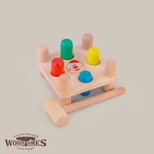 Стучалка.
Развивающая игрушка для малышей. Способствует развитию координированной моторики рук и изучению четырех основных цветов.
В комплект входят четыре игровых цилиндра (желтый, красный, синий, зеленый) и деревянный молоточек.
Материал: бук, фанера.
Размер: 14*14*8 см.