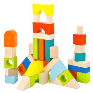 Конструктор- это строительный набор, состоящий из деревянных деталей разного размера и формы. Количество деталей позволяет построить интересные конструкции: замки, дома, арки. А природный материал - берёза- тёплый и приятный на ощупь. Конструируя, ребёнок развивает воображение, координацию движений, логику и пространственное мышление.
Дети растут, растут и их постройки - их размеры и сложность!