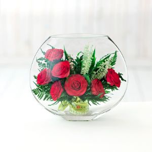 Красные розы в малой плоской круглой вазе