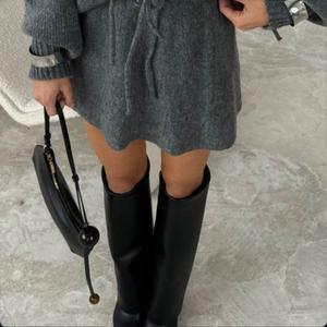 Двойка костюм (кардиган на завязках+юбка)
Из мягкой теплой пряжи 
Состав: вискоза 40%, пэ 20%, эластан 10%, акрил 30% 
Размеры: стандарт