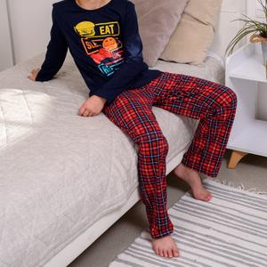 Пижама для мальчика от бренда SHKETOFF представляет собой комфортное и стильное решение для сна и отдыха. Эта модель выполнена в классическом стиле клетки, что делает её универсальной и подходящей для любого возраста. Брюки пижамы изготовлены из мягкого и прохладного материала, обеспечивающего хорошую вентиляцию и комфорт даже в жаркую погоду. Верхняя часть пижамы также выполнена из высококачественных тканей, обеспечивающих свободное движение и удобство ношения. Пижама SHKETOFF отличается высоким качеством изготовления и долговечностью, что делает её отличным выбором для повседневного использования. Этот наряд подчеркнет индивидуальность и стиль мальчика, сделав его ночь более приятной и комфортной.