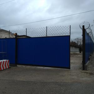 Объемное заграждение 600/5 на проф. листах, на воротах сетка Варан120/3