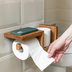 Держатель для туалетной бумаги с полочкой для аксесуаров и местом для хранения дополнительного рулона.