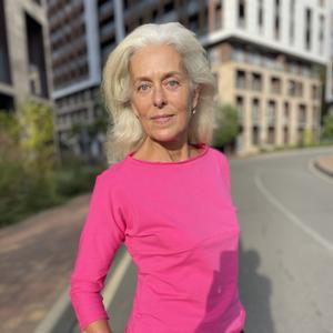 Этот лонгслив женский базовый — доказательство того, что простота может быть эффектной. Забудьте о бесформенном унисексе — в этой модели всё продумано для создания женственного силуэта.

Специальная конструкция и декоративная строчка подчёркивают грудь, создавая выразительный образ даже без дополнительных аксессуаров.

Модель представлена в двух ярких оттенках:

лонгслив женский жёлтый — тёплый, солнечный, идеально сочетается с ахроматикой,
лонгслив женский фуксия — насыщенный, женственный, свежий акцент в образе.
Несмотря на смелые цвета, лонгслив остаётся универсальной базой — его легко сочетать с жакетами, плотными рубашками, брюками и юбками. Это идеальная вещь для создания многослойных образов.

Материал и комфорт:

95% хлопок, 5% эластан,
плотная кулирка — лонгслив женский плотный, но дышащий,
приятен к телу, тянется, отлично садится,
лонгслив в обтяжку, но без стеснения движений.
Рукав и горловина обработаны двойным слоем трикотажа с аккуратной декоративной строчкой — детали, которые выдают в вещи любовь и внимание к качеству