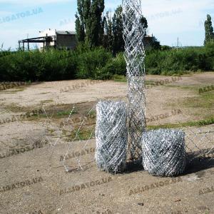 Плоское колючее ленточное заграждение представляет собой сетку с ячейками в форме ромбов. Изготавливается из завальцованной армированной колючей ленты (ЗАКЛ). ООО"КАЙМАН" изготавливает заграждение Варан с ячейками следующих размеров, мм:
90х90; 120х120; 150х150; 180х180; 210х210