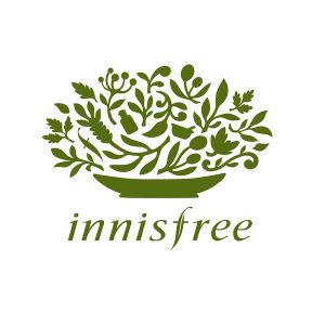 Косметика Innisfree – эффективная, натуральная, экологичная

Остров красоты для кожи
Косметический бренд Innisfree был создан в 2000 году. Создатели марки дали ей «говорящее» название – Остров свободы. Это своеобразная игра слов, с одной стороны это место где кожа расслабляется и восстанавливается, с другой стороны это отражение специфики бренда. Продукция Innisfree делается из природных компонентов, которые собирают на единственном острове Чжеду, находящемся в Южной Корее. Природа этого места настолько уникальна, что ЮНЕСКО внесло остров в списки мест, подлежащих охране. ООО «КореаТрейд» прямой оптовый поставщик Innisfree в Россию, предоставляет россиянкам возможность оценить эту косметику на собственном опыте.

Innisfree объявило своим приоритетом разработку косметики, которая ухаживает за кожей и обеспечивает ее быстрое восстановление, защищает от влияния негативных факторов окружающей среды, делает красивой и ухоженной. Это гипоаллергенная косметика практически без запахов и с максимально возможным содержанием натуральных компонентов. Она идеально соответствует потребностям чувствительной кожи, склонной к куперозу и раздражениями. Нашей компанией корейская косметика Innisfree поставляется оптом напрямую от производителя.

Гармония красоты и природы

Косметику Innisfree нельзя отнести к той, что называют зеленой косметикой, но она, бесспорно, использует преимущественно натуральные компоненты, причем все они имеют сертификаты ECOCERT. Главной особенностью компании является то, что средства этого бренда состоят исключительно из веществ и растений, которые собирают на острове Чжеду. Этот факт, вместе с развитием экологического тренда способствовал тому, что объемы продаж корейской косметики Innisfree оптом в России заметно выросли.

Субтропический климат острова стал причиной невероятного природного разнообразия. Здесь есть все необходимые растения и вещества: вулканическая глина, оливковые и мандариновые рощи, плантации зеленого чая и цитрусовых. На острове выращиваются грибы, а в море собираются редкие водоросли. Добытые из этих даров природы экстракты и масла являются главным сокровищем Innisfree. Чистоту использованного сырья подтверждают всевозможные сертификаты, которые мы, поставляя корейскую косметику оптом от производителя, всегда тщательно проверяем.

Продукция компании проходит многоэтапное тестирование и жесточайший контроль качества. Как крупный оптовый поставщик Innisfree в Россию, заверяем вас, что это не пустые слова. В баночках и тюбиках от Innisfree вы не найдете силиконов и парабенов, а особые, эргономичные упаковки помогают потребителям контролировать расход средства. Поскольку эта корейская косметика не содержит консервантов, компания предлагает в комплекте к средствам дозаторы, специальные лопаточки, флаконы-капельницы.

Все что вы хотите и еще чуть-чуть

Ассортимент Innisfree – один из самых широких в череде корейских косметических брендов. Компания предлагает декоративную косметику, средства по уходу для женщин и мужчин, санитарно-гигиенические средства и многое другое.

Средства по уходу за лицом представлены мылами и пенками на основе зеленого чая. Очищающие маски с вулканической глиной, питательные, увлажняющие и антивозрастные кремы с оливковым маслом, экстрактами водорослей и соком алоэ, тонеры, способные напитать влагой самую сухую кожу, антивозрастные средства, всевозможные сыворотки и эссенции – все это есть у Innisfree. Поставщики корейской косметики оптом напрямую от производителя помогли этим чудесам попасть на прилавки российских бутиков.

Уход за лицом дополнят средства для кожи тела, выполненные на основе мандаринов и оливы. Они эффективно питают, очищают и увлажняют кожу, а также очень приятно пахнут. В качестве отдушки Innisfree использует натуральные эфирные масла, например, масло дафны. Дафна, известная как волчеягодник, обладает тонким и поразительно стойким ароматом. Innisfree – прекрасный пример того, как много может дать потребителю корейская косметика оптом из Кореи, доставленная в соответствии со всеми правилами хранения и транспортировки.

Продукция для ухода за волосами от Innisfree делается с использованием масла камелии. Это редкое и ценное масло творит с локонами чудеса, делает их сильными, блестящими, избавляет от секущихся кончиков. Действие масла дополняется тонизирующим эффектом зеленого чая, и антисептическим действием алоэ.

Декоративная косметика бренда производится из найденных на острове минералов и не только маскирует недостатки кожи, но и лечит их, убирая последствия акне и купероза, увлажняя тонкую кожу губ и питая сухую кожу век. Поставщики корейской косметики в Москве отмечают заметный рост спроса на эту продукцию, так как органической декоративной косметики в мире производится очень мало.

Innisfree – натурально, качественно, выгодно

Благодаря соответствию модному экологическому тренду, который по предсказаниям маркетологов следующие 10 лет будет только набирать популярность, продажи Innisfree в России будут расти. Совместные закупки корейской косметики, которые были столь популярны, уходят в прошлое, и освободившееся место занимают серьезные компании. ООО «КореаТрейд» прямой поставщик Innisfree в Россию работает напрямую с производителями, осуществляя регулярные поставки косметики из Кореи оптом в страну.

Ассортимент, в котором есть все, что нужно для ухода за собой, качественная декоративная косметика, привлекательная экологичная упаковка уже сегодня привлекают множество покупателей. За Innisfree - будущее, и, если Вы захотите – будущее обеспеченное. Вам достаточно запросить прайс-лист у нашего менеджера и сделать заказ, чтобы корейская косметика со склада в Москве появилась и в Вашем магазине.