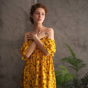 упер легкое и яркое платье - крестьянка. Размерная линейка: 44-46 Ткань : вискоза полиэстер, шёлк Расцветки: чёрный, белый, нежно-голубой, нежно-розовый.
