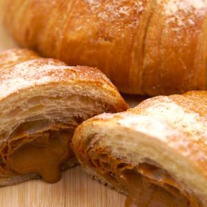 Круассан с варёной сгущенкой