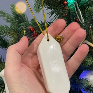 Елочная игрука &#34;Конфета&#34;. Фарфор. 
Длина 10,5 см.
Можно оставить белым, украсить логотипом компании, или фразой/рисунком, или сделать ручную роспись. 
Упаковывается в пузырчатую пленку и индивидуальную коробку