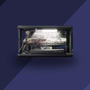 Светильник щитовой светодиодный может устанавливаться в телекоммуникационный шкаф, силовой шкаф, серверный шкаф и распределительный шкаф. В светильнике есть влагозащита, защита от пыли, яркий свет и магнитное крепление.