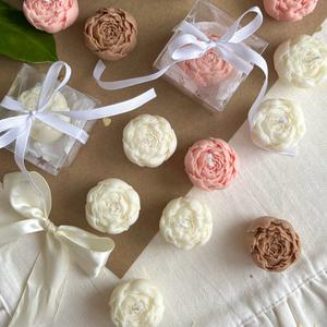 Свечи - маленькие пиончики из соевого воска. Бюджетный, но эффектный комплимент