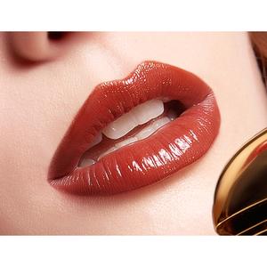 Губная помада Gilding backstage velvet lipstick Yuppie pink OFC515 3,2 гр
, сочетающая роскошный макияж и полноценный уход. 24-каратное золото в составе обеспечивает регенерацию и омоложение губ, дарит гладкость и комфорт.




эффект:
гладкие, упругие и ухоженные губы.
подчёркнутые контуры без морщин.
матовый финиш с бархатным ощущением.




текстура:
нежная, кремовая, легко распределяется и не сушит губы.




содержит 24-каратное золото.
уникальный дизайн в форме золотого микрофона с 26-гранной огранкой.
магнитный футляр не подведёт — помада надёжно закрыта и защищена от случайного открытия в косметичке.
лауреат премии njpec за креативную упаковку.
для тех, кто ценит стиль, комфорт и эффект ухода в одном продукте.