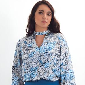 Блузка принтованная с длинными рукавами от бренда Braslava, выполнена из плательного полотна. Модель свободного силуэта, с воротником-стойкой, V-образной горловиной и модными широкими рукавами поможет создать Вам неповторимый образ!Идеальный вариант на каждый день.