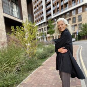 Мы создали сложную вещь, чтобы вам было просто выглядеть безупречно. Это та самая основа, которой не нужно бояться — её нужно носить. Снова и снова.

Есть вещи, которые не просто носятся — они живут с вами. Именно такая эта удлиненная рубашка черного цвета.

Вы же знаете, что хлопковые рубашки-это «трудяги» в вашем гардеробе. Они работают на вас круглогодично.

Её дизайн — это игра на контрастах: смелый силуэт, хорошая посадка и тактильная роскошь итальянского хлопка. Она говорит о вашем вкусе без единого слова. Но её главный секрет — в дружелюбии.

Не стоит относиться к ней слишком серьезно. Эта рубашка создана для свободы. Отбросьте все правила и носите ее с разными видами брюк и лоферами — и вы безупречны на встрече. Выпустите на широкие джинсы — и вы король городских улиц. Дополните юбкой-миди — и в вашем образе появится художественная небрежность.

Это не просто рубашка, а ключ к десяткам стильных комбинаций. Просто добавьте её в свой гардероб, и остальное она сделает сама.

· Материал: 100% итальянский хлопок премиум-качества. Дышащий, приятный к телу и гипоаллергенный. Гарантия комфорта на весь день.