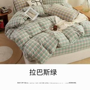 Стиранный хлопок — натуральная ткань для постельного белья из 100% хлопкового волокна. Проходит предварительную стирку на производстве, благодаря чему становится мягкой, матовой и приятной к телу уже с первого использования. Хорошо пропускает воздух, впитывает влагу, не электризуется и подходит для ежедневного сна в любое время года. Ткань устойчива к многократным стиркам, не дает сильной усадки и сохраняет форму и цвет. Оптимальный выбор для комфортного и долговечного постельного белья.