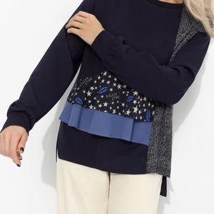 Свитшот комбинированный синий от компании Charutti. Модель прямого силуэта, выполнена из трикотаж «креп-скуба», «меланж», «ниагара». Круглый вырез горловины. Втачные длинные рукава на манжетах, со спущенной линией плеча. Низ асимметричный, с разрезами. Идеальный выбор на каждый день.