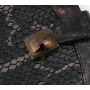 Коллекция MAGIC CRYSTAL «CHOCOLATE». Ещё один цвет коллекции MAGIC CRYSTAL - «CHOCOLATE». Крупный кристалл SWAROVSKI и кожа змеи благородного шоколадного оттенка. Подробнее - на сайте www.elisir.ru