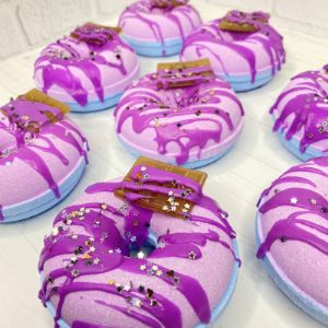 Пончики синие-фиолетовые с поливкой и мыльной фигуркой шоколад

Пришлю прайс в ватс ап, напишите мне  «ХОЧУ ПРАЙС НА ОПТ»