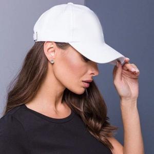 Бейсболка базовая, 5-клинка, без шва на лбу.
Плотность ткани:  210гр., металлическая застежка
Состав — 100% хлопок
цвет: белый