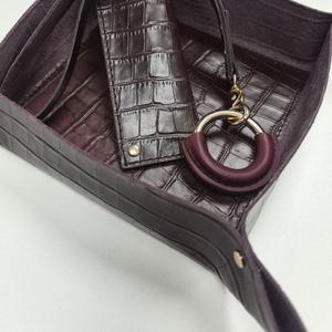 Кожаные аксессуары оптом для вашего бизнеса. Минимальный заказ — от 15 изделий

Корпоративные подарки: Статусные и запоминающиеся аксессуары с логотипом вашей компании для партнеров и сотрудников.
Производство изделий для брендов:
Разрабатывают и производят капсульные коллекции кожаных аксессуаров для fashion-брендов, бьюти-проектов и других компаний. Полный цикл — от идеи до готовой партии с вашим лейблом.

&#34;Ваш бренд, наше безупречное качество&#34;

Начните проект своей мечты уже сегодня!