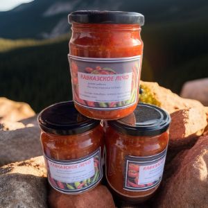 Лечо-натуральный рецепт лечо приготовленный по уникальному домашнему рецепту, из раскрошеных овощей сочетает в себе легкость и насыщенность вкуса, благодаря сочетанию сладости лука и моркови, остроте перца и чеснока, а также аромату киндзы. Без добавления искусственных консервантов и красителей. Великолепно подходит как дополнение к блюдам, так и в качестве самостоятельного лакомства.