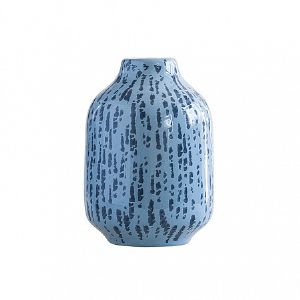 Ваза из керамики &#34;Blue Barrel&#34; радует живописью синих брызг и пятен, подсвеченных блеском глазури. Ее маленький размер и широкое горло удобны для одиночного цветка и небольшого букета – растрепыша. Украсьте вазой рабочий стол, стеллаж в гостиной или комод в спальне – добавьте творчества туда, где это необходимо. Голубая гамма хорошо сочетается с молочными сухоцветами, белыми, желтыми и красными цветами.