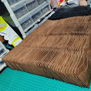 Картхолдеры. Изделия из кожи. СКСтиль. ОПТ.
Картхолдеры выполнены их кожи хромового дубления. Слоты под карточки расположены с двух сторон по 2 отделения. Все края отшлифованы, прошиты.