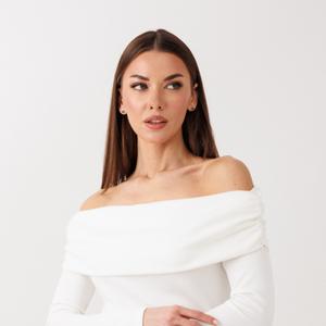 Джемпер:

облегающий силуэт
выполнен из эластичного трикотажа средней плотности,                        
открытые плечи,                                      
спущенный воротник, на сборке по переду и спинке изделия                                   
длинные, одношовные рукава прилегающего силуэта.
Состав: 52% полиэстер,41% вискоза, 7% спандекс
Размерный ряд 42-46