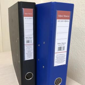 Цветовая гамма доступная к заказу:
Классический черный: универсальный и всегда актуальный.
Глубокий синий: добавит изысканности и подчеркнет ваш
стиль.
Размеры на выбор:
А4 (285*310*70 мм): идеальный вариант для объемных
предметов.
А4 (285*310*50 мм): компактное решение для более плоских
изделий.
Материалы:
Мы используем только проверенные материалы для
долговечности и привлекательного внешнего вида:
Прочный картон: экологичный и надежный.
Элегантный металл: для придания изделиям особой прочности
и премиального вида.
Износостойкая PVC-пленка: защищает от влаги и
механических повреждений, сохраняя первозданный вид.
Производитель: Китай